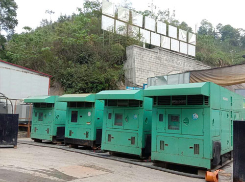 平山先进的应急发电机系统中智能监测和控制系统如何确保电压稳定？