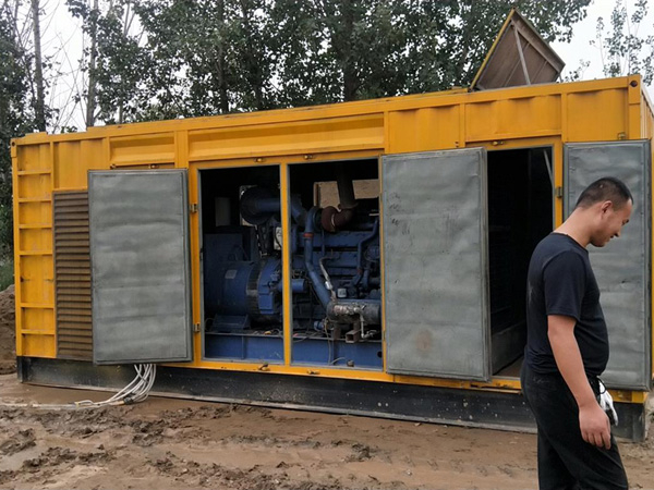 平山进行柴油发电机组电瓶容量测试时，有哪些注意事项？